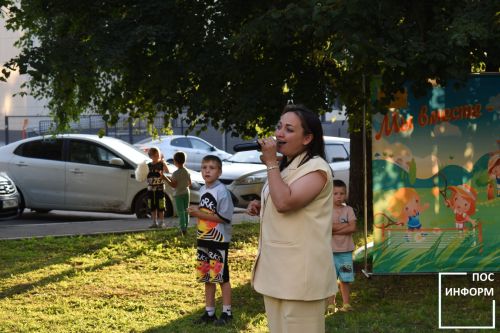 Яркий праздник двора прошел в первом микрорайоне Камских Полян