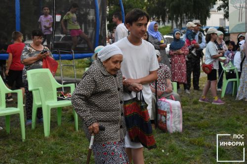 Яркий праздник двора прошел в первом микрорайоне Камских Полян