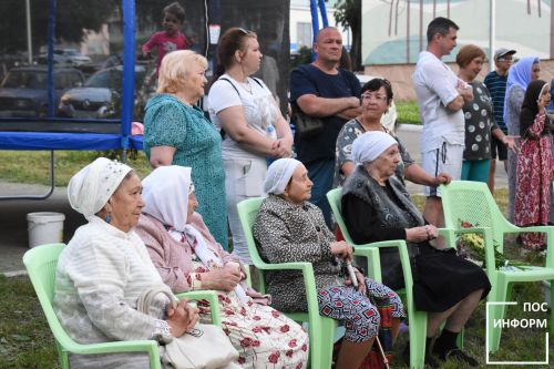 Яркий праздник двора прошел в первом микрорайоне Камских Полян