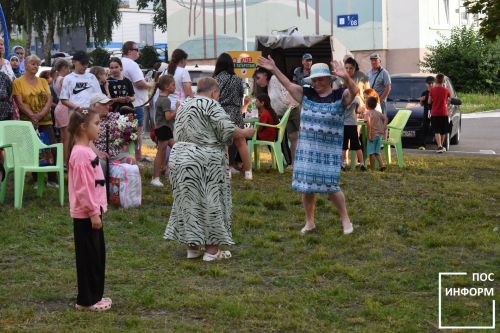 Яркий праздник двора прошел в первом микрорайоне Камских Полян