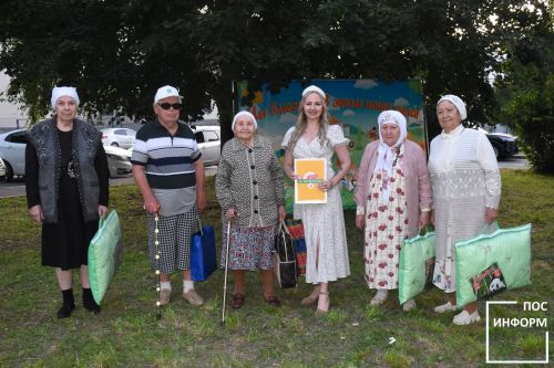 Яркий праздник двора прошел в первом микрорайоне Камских Полян