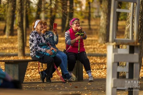 Прическа, плечи, губы, скулы, большие печальные глаза - вся эта красота назывется кризисом среднего возраста