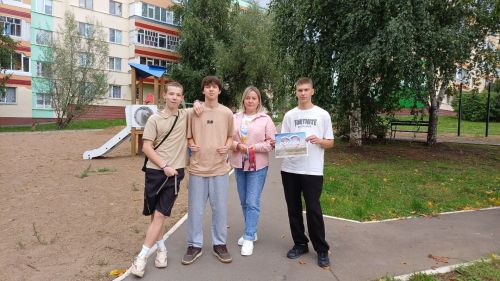 В Камских Полянах прошла патриотическая акция «Триколор» в честь Дня флага России