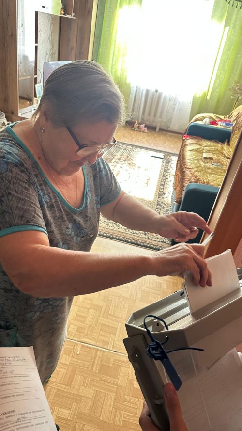 Голосование на дому: члены избирательной комиссии в Камских Полянах посещают пенсионеров на дому