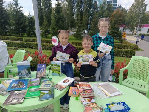 Библиотекари Камских Полян в день выборов организовали книжные выставки