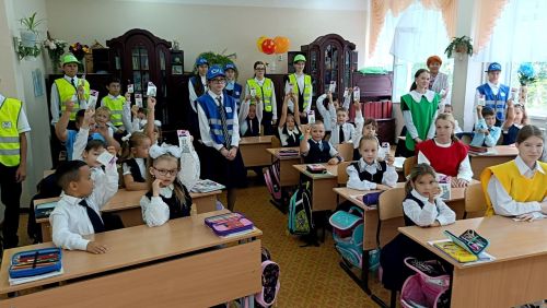 ЮИДовцы Камских Полян вручили первоклассникам световозвращатели
