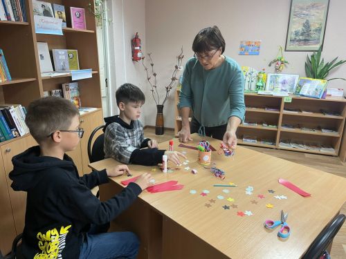 Волшебные стражи страниц: юные читатели Камских Полян мастерили книжные закладки