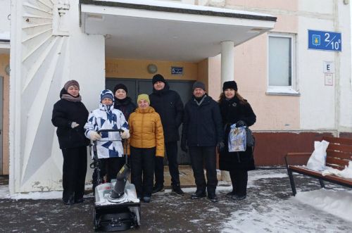 Жители дома 2/10 Камских Полян поздравили с новогодними праздниками своего дворника