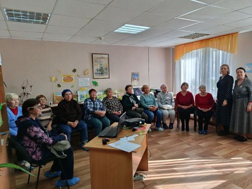 Камско-Полянская библиотека собрала бабушек на час хорошего настроения