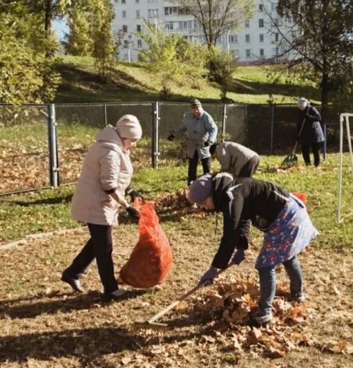 Сотрудники детского сада «Айгуль» вышли на осеннюю уборку