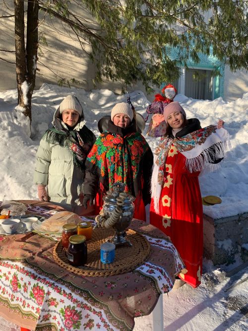 Блины, хороводы и лыжная эстафета: студенты Камских Полян весело встретили Масленицу