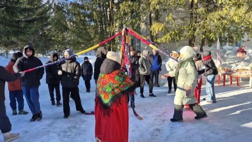 Блины, хороводы и лыжная эстафета: студенты Камских Полян весело встретили Масленицу