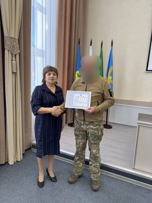 В преддверии 23 февраля: заместитель главы Камских Полян вручила благодарность участнику СВО