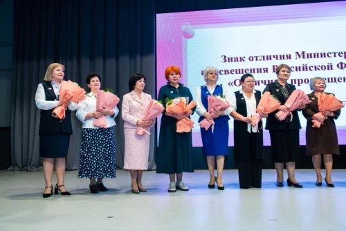 Педагог из Камских Полян получила знак «Отличник просвещения» на концерте в Нижнекамске