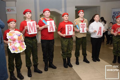 Праздничный концерт собрал весенний букет поздравлений для дам Камских Полян