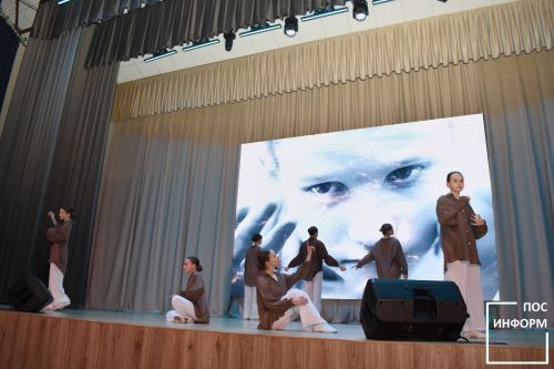 Праздничный концерт собрал весенний букет поздравлений для дам Камских Полян