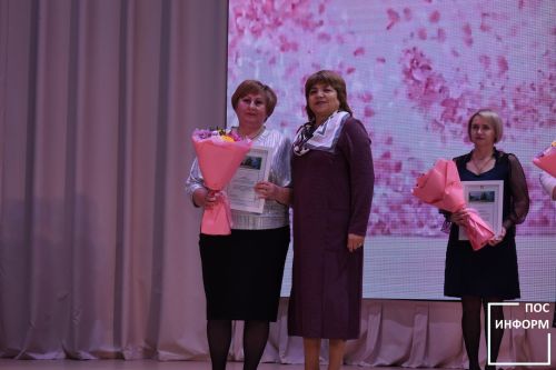Праздничный концерт собрал весенний букет поздравлений для дам Камских Полян