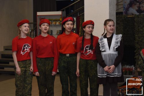 Праздничный концерт собрал весенний букет поздравлений для дам Камских Полян
