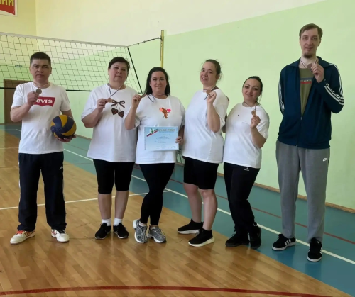 Сотрудники образовательных учреждений Камских Полян взяли награды в волейбольном турнире