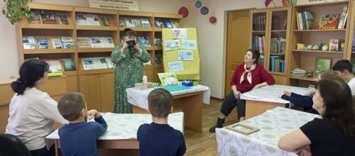 Креативные читатели Камскополянской библиотеки создавали фоторамки вместе с внуками