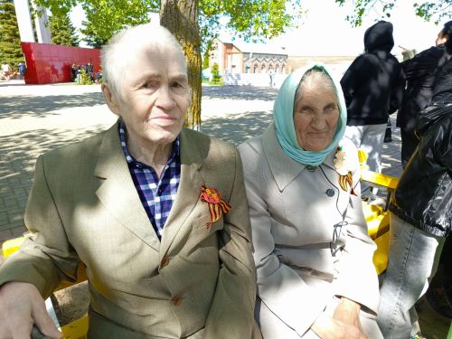 В парке Победы Камских Полян прошел мастер-класс по созданию георгиевской ленточки