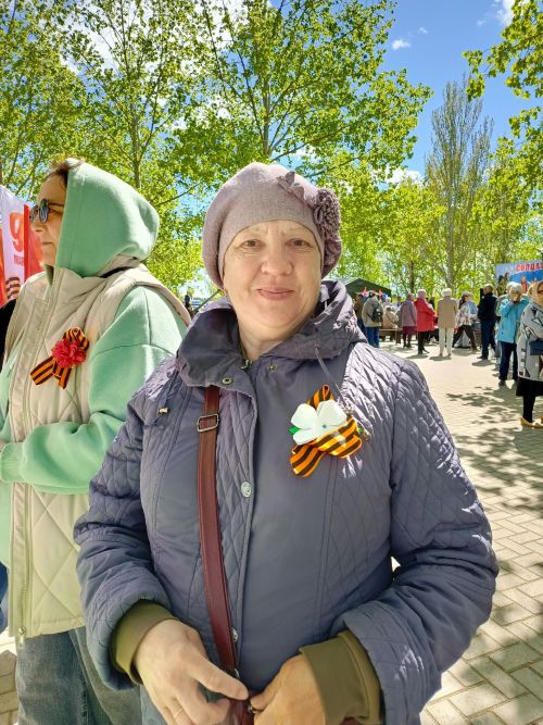В парке Победы Камских Полян прошел мастер-класс по созданию георгиевской ленточки