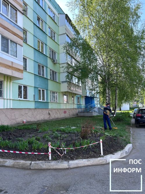 В Камских Полянах приводят в порядок газоны
