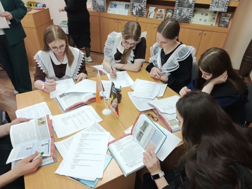 В библиотеке Камских Полян старшеклассникам рассказали о «Десяти сталинских ударах»
