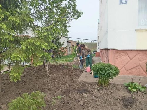 Пусть земля благоухает цветами: в ЦДТ «Радуга» продолжают весеннее преображение