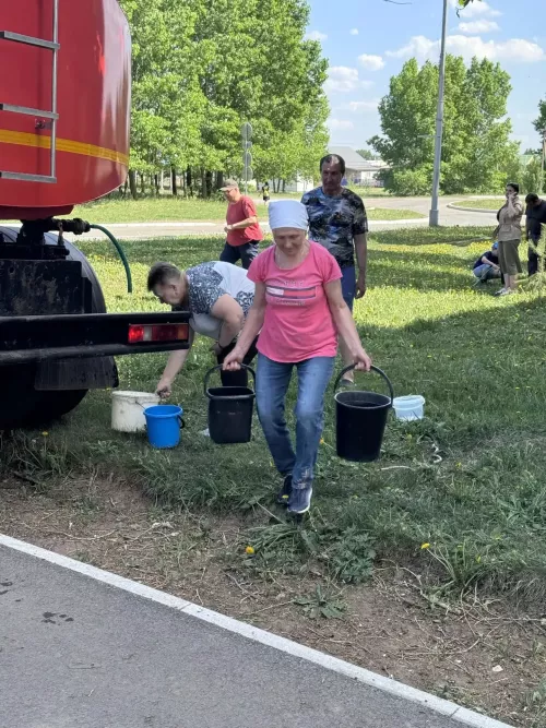 В Камских Полянах жители и трудовые коллективы приняли участие в акции по поливу саженцев
