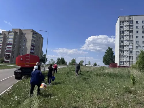 В Камских Полянах жители и трудовые коллективы приняли участие в акции по поливу саженцев