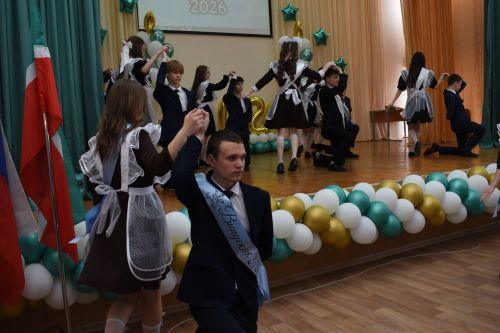 В школе №1 Камских Полян прошел последний звонок для девятиклассников