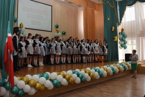 В школе №1 Камских Полян прошел последний звонок для девятиклассников