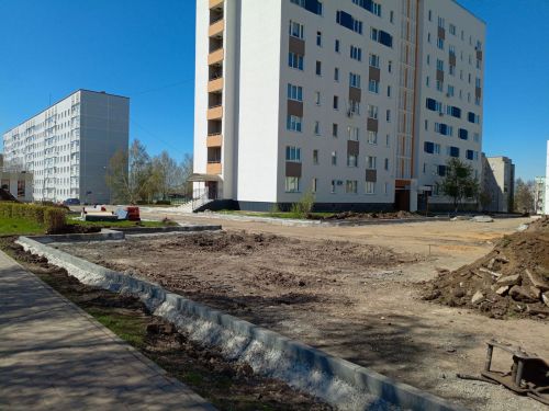 В Камских Полянах продолжают благоустройство территории, включая дворы и дороги