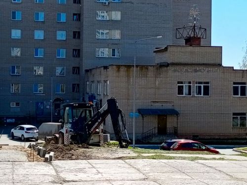 В Камских Полянах продолжают благоустройство территории, включая дворы и дороги