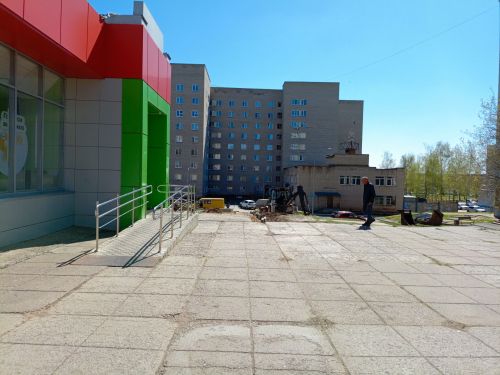 В Камских Полянах продолжают благоустройство территории, включая дворы и дороги