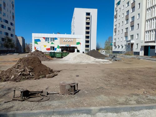 В Камских Полянах продолжают благоустройство территории, включая дворы и дороги