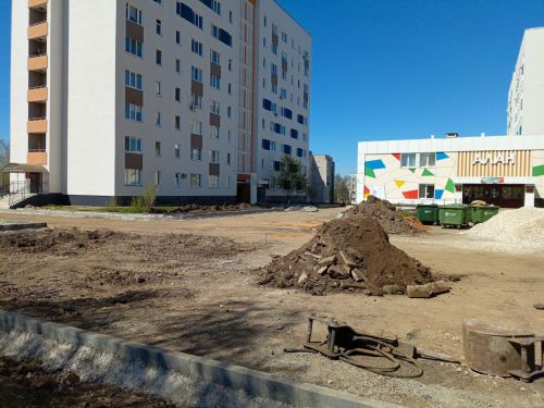 В Камских Полянах продолжают благоустройство территории, включая дворы и дороги