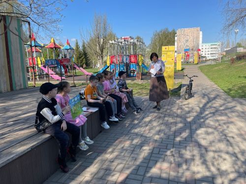 В сквере «Молодёжный» Камских Полян прошёл литературный час «Идёт весна победным маем»
