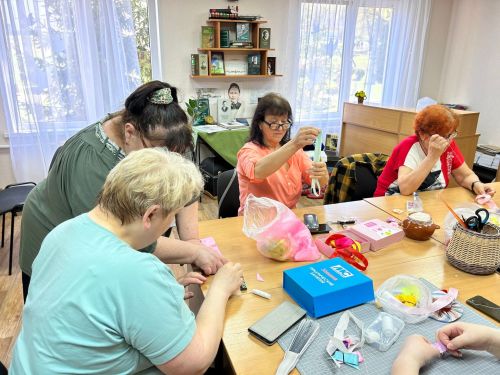 В Камско-Полянской библиотеке прошел мастер-класс по созданию брошей с Георгиевской лентой