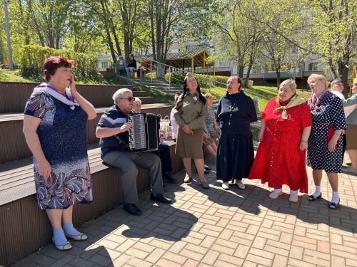 В солнечном танце: в сквере «Молодежный» Камских Полян прошел «Вальс Победы»
