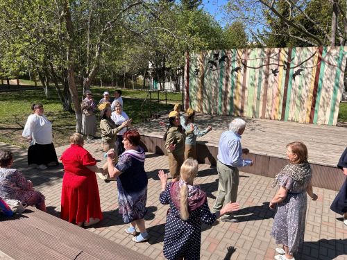 В солнечном танце: в сквере «Молодежный» Камских Полян прошел «Вальс Победы»