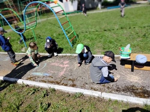 В Камских Полянах дошкольники встретили лето песнями, флешмобами и мыльными пузырями