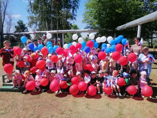 В детском саду «Огонек» Камских Полян прошел флешмоб ко Дню России