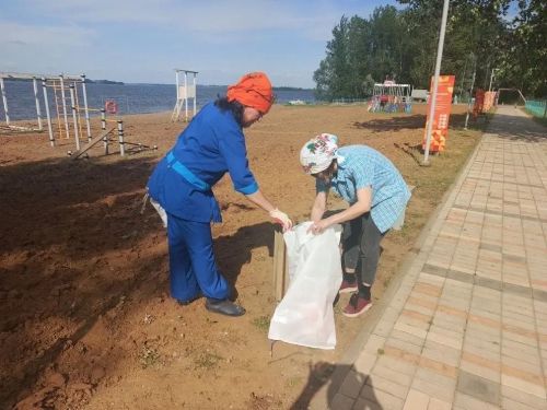 Библиотекари Камских Полян навели порядок на пляже «Мандарин»