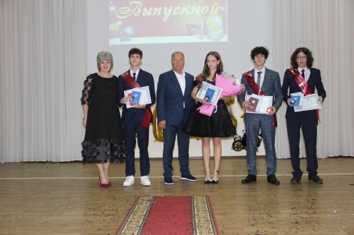 В Камскополянской школе № 2 прошел торжественный выпускной вечер