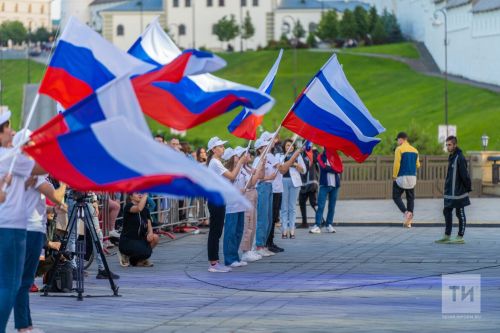 Наступила короткая рабочая неделя, приуроченная к празднованию Дня России