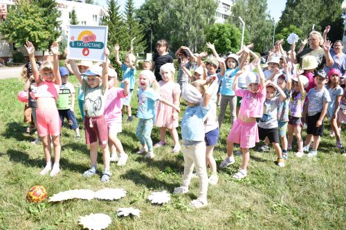 В Камских Полянах прошел детский праздник «Ромашек белых хоровод»
