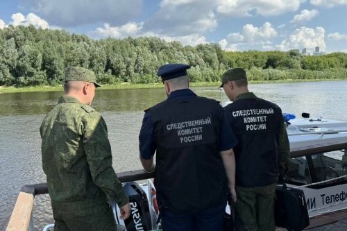 Лодка с рыбаками перевернулась