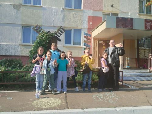 Воспитанники ЦДТ «Радуга» из Камских Полян нарисовали лето на асфальте